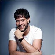 Profesor de español, graduado en periodismo, completamente bilingüe inglés-español